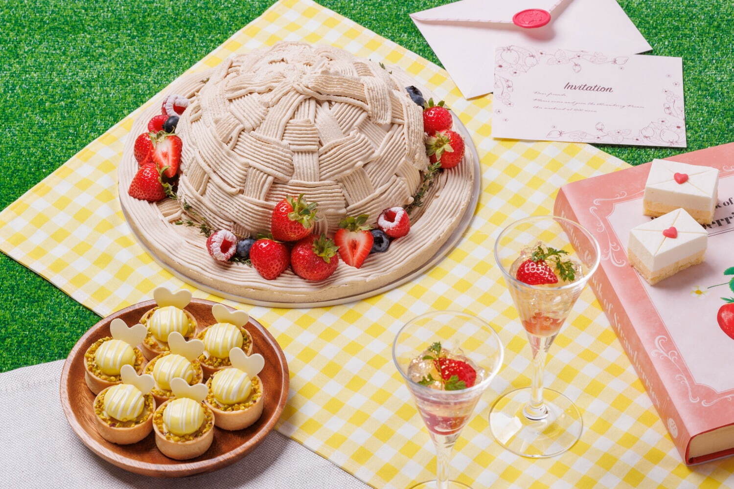 (上)麦わら帽子のストロベリーショートケーキ、(左下)麦わら帽子のストロベリーショートケーキ、(右下)苺とグレープフルーツの白ワインゼリー、(右上)ピクニックの招待状 レターチーズケーキ