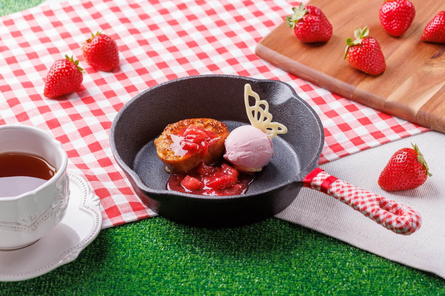 ヒルトン東京ベイ“ピクニック”着想の苺デザートビュッフェ、麦わら帽子型のショートケーキ｜写真6