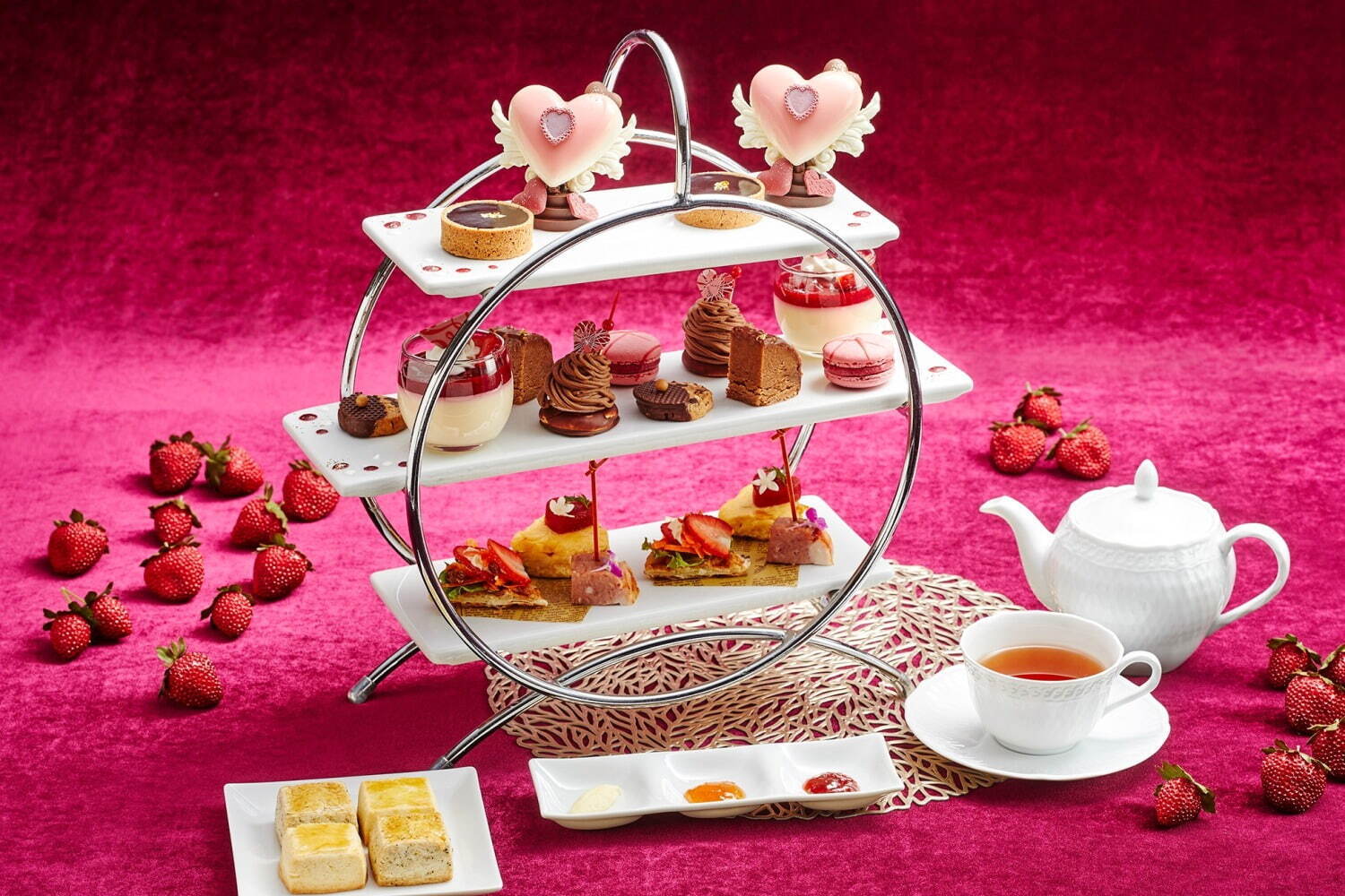 ＜ロイヤルパークホテル＞”苺×チョコ”のバレンタインアフタヌーンティー