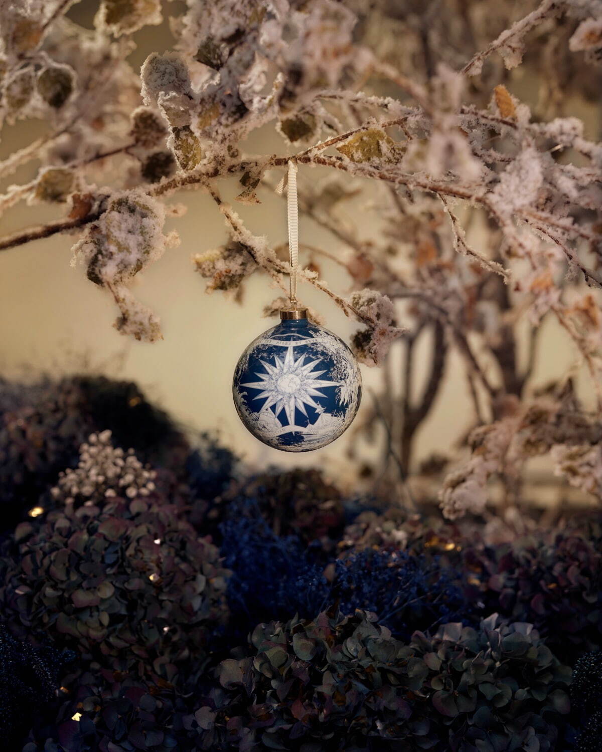 ディオール メゾンのクリスマス、ブルー×ホワイトの繊細なスケッチを描いたキャンドルやプレート｜写真7