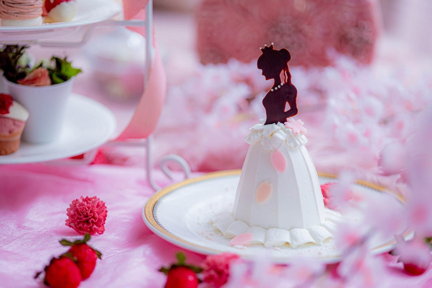マリーアントワネット着想のアフタヌーンティーが大阪で、“ドレス”ショートケーキや苺×桜スイーツ｜写真5