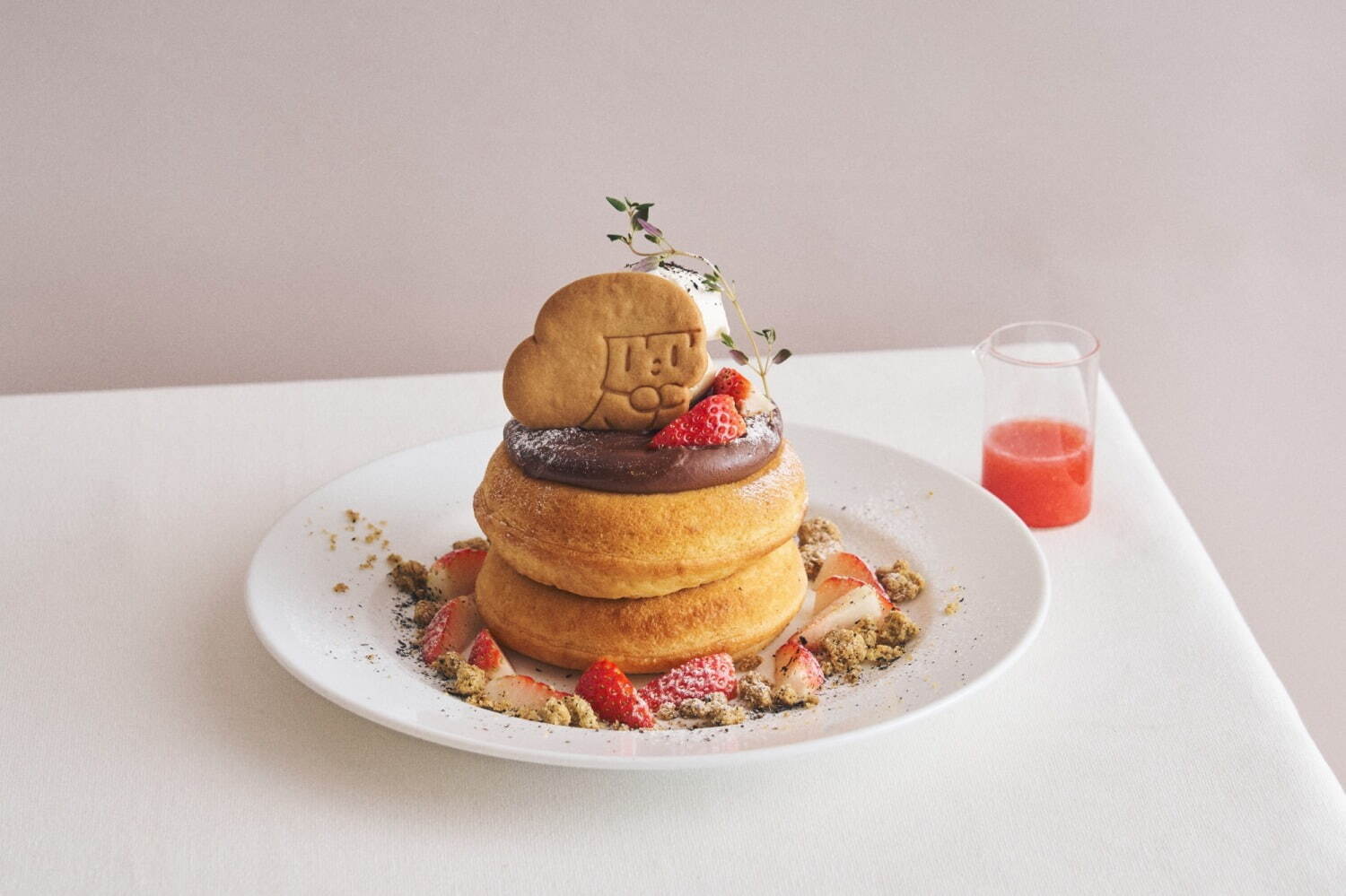 “マムアンちゃん”クッキーのいちごアールグレイショコラパンケーキ いちごソース 1,650円