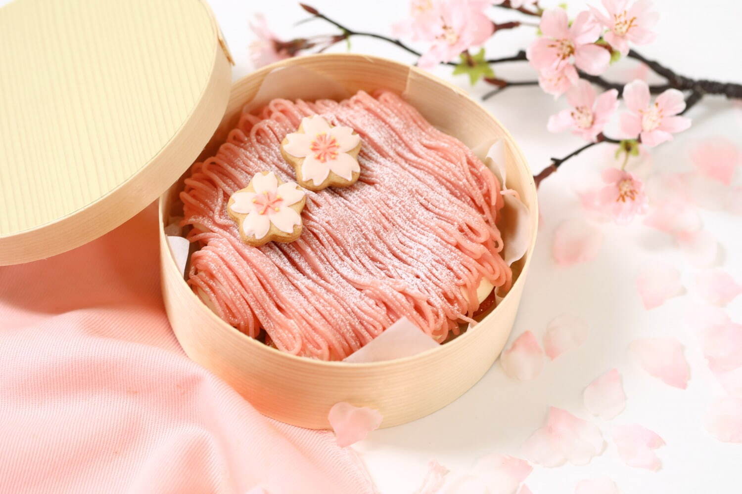 ＜パティスリーピネード＞「さくらのプチモンブラン」“桜”のアイシングクッキー添え