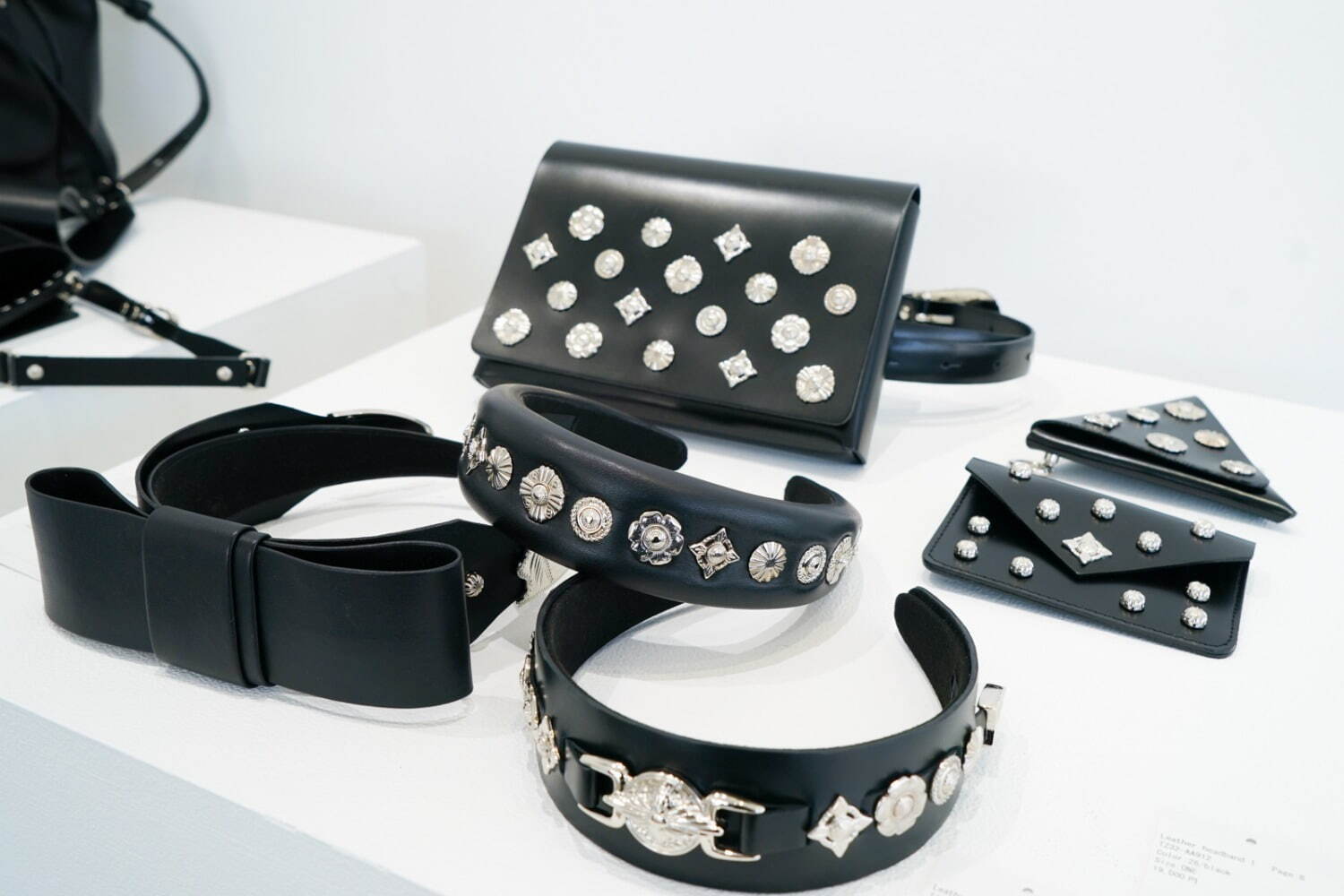 左から)Leather headband ribbon 22,000円
Leather headband 1 20,900円
Leather headband 2 19,800円