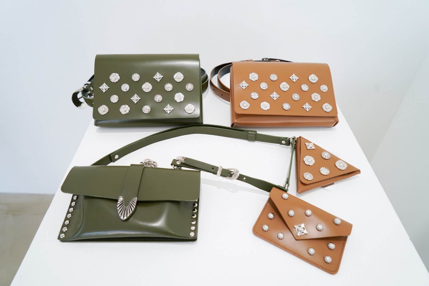 Motif metal belt bag 64,900円
Leather pouch triangle 14,300円
 Leather pouch square 15,400円
Leather chain bag 46,200円
