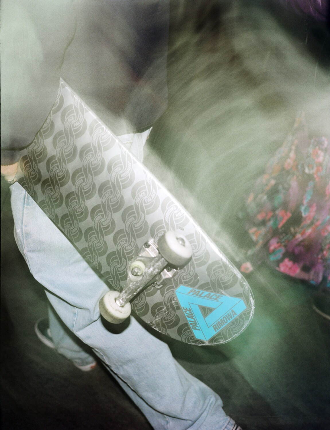 リモワ×パレス スケートボード限定スーツケース“女性の砂の像”プリント、ロゴ入りスケートボードも｜写真16