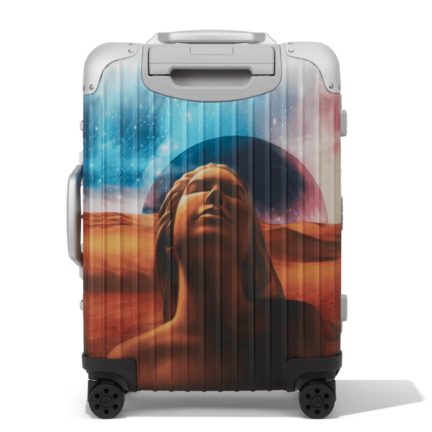 リモワ×パレス スケートボード限定スーツケース“女性の砂の像”プリント、ロゴ入りスケートボードも｜写真2