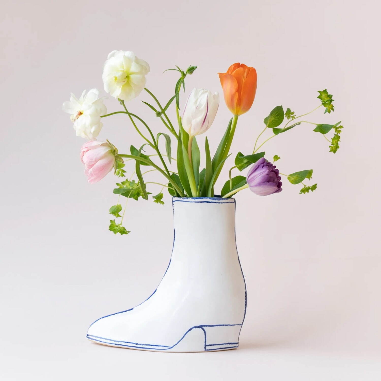“ブーツ”型花瓶「くつのかびん」陶芸家マリアンヌ・ハルバーグの新作、手描きタッチ×ホワイト｜写真1